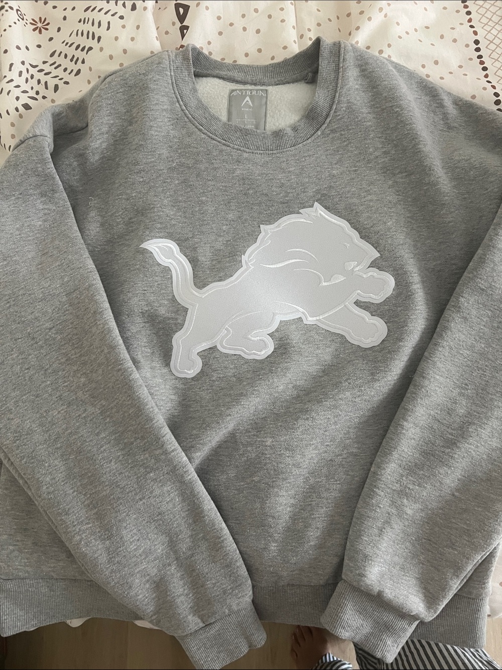 Woman’s Antigua Gray Crewneck Sweatshirt with White Lion Emblem-L
